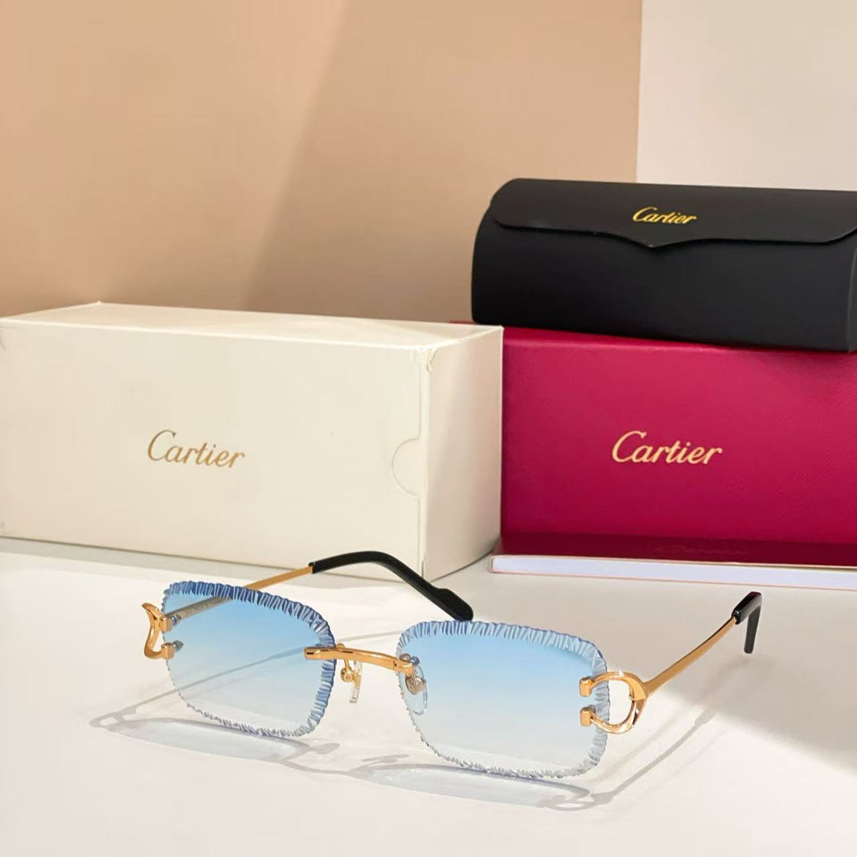 Diamond-cut glasses that change color when exposed to ultraviolet light
