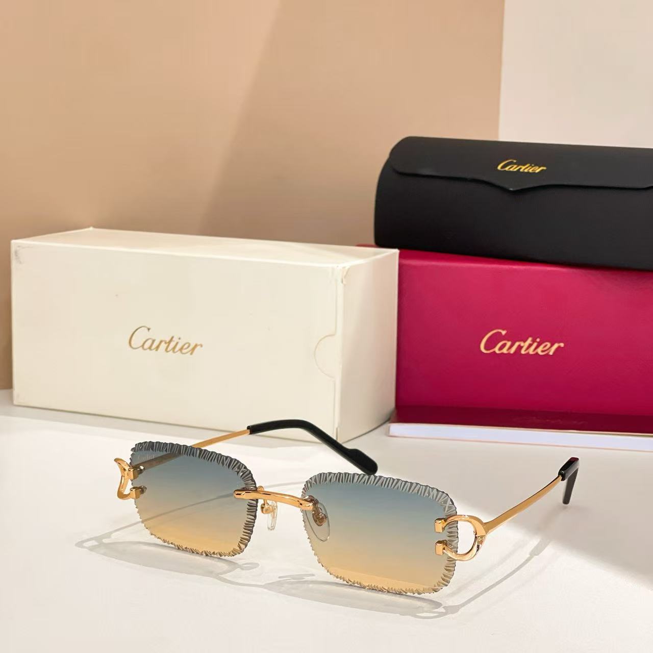 Diamond-cut glasses that change color when exposed to ultraviolet light