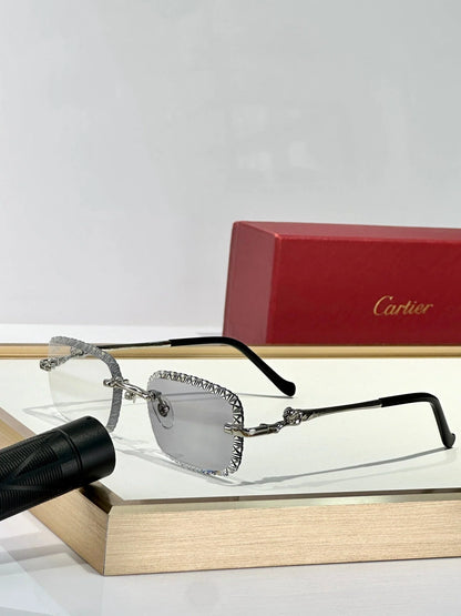 Diamond-cut glasses that change color when exposed to ultraviolet light