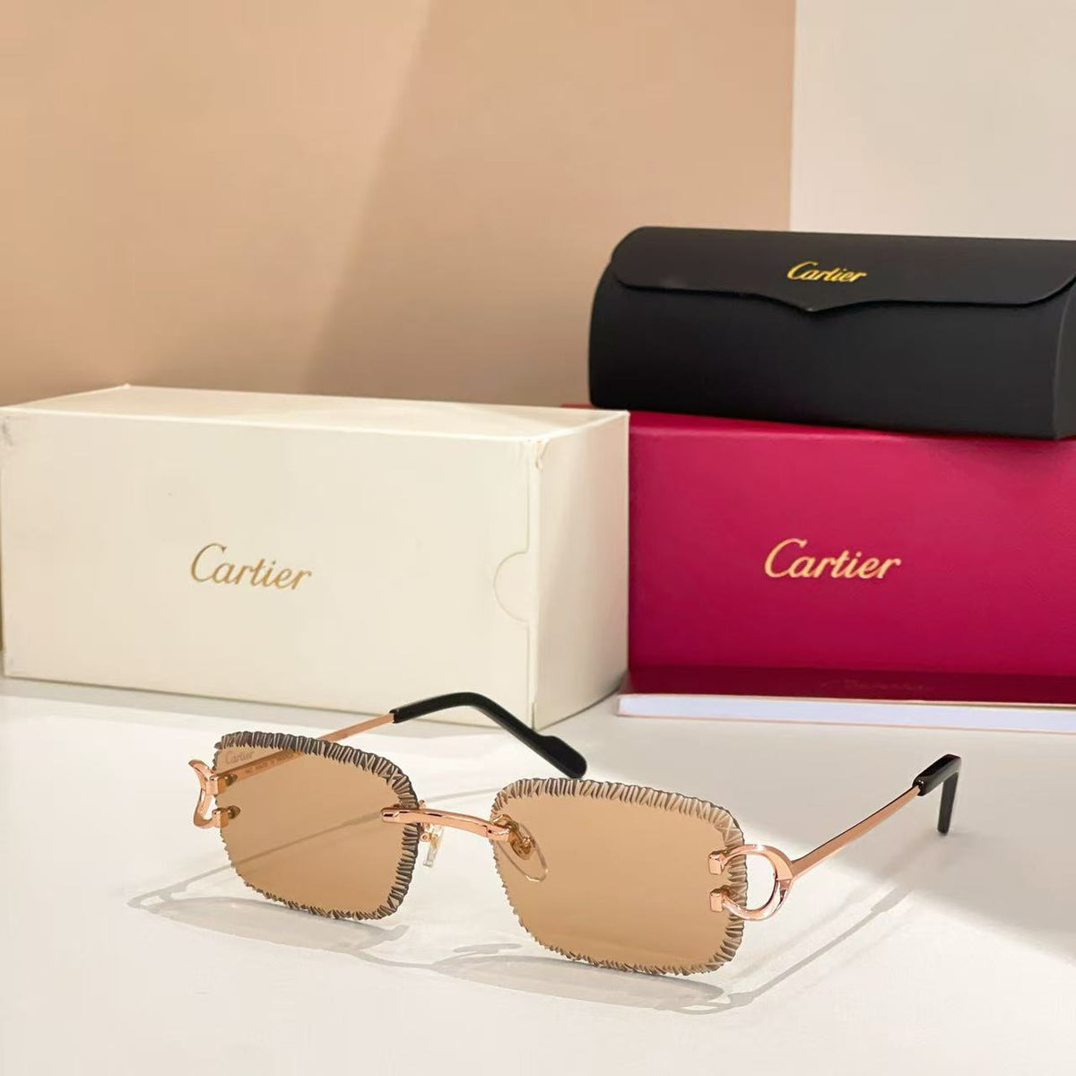 Diamond-cut glasses that change color when exposed to ultraviolet light