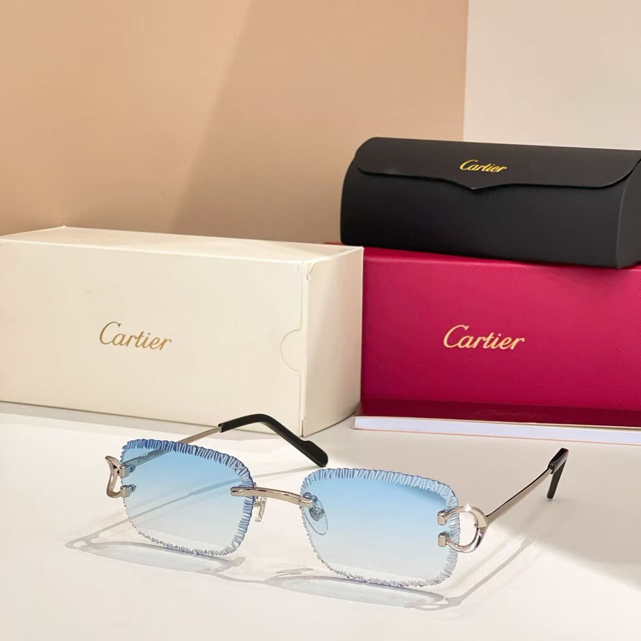 Diamond-cut glasses that change color when exposed to ultraviolet light