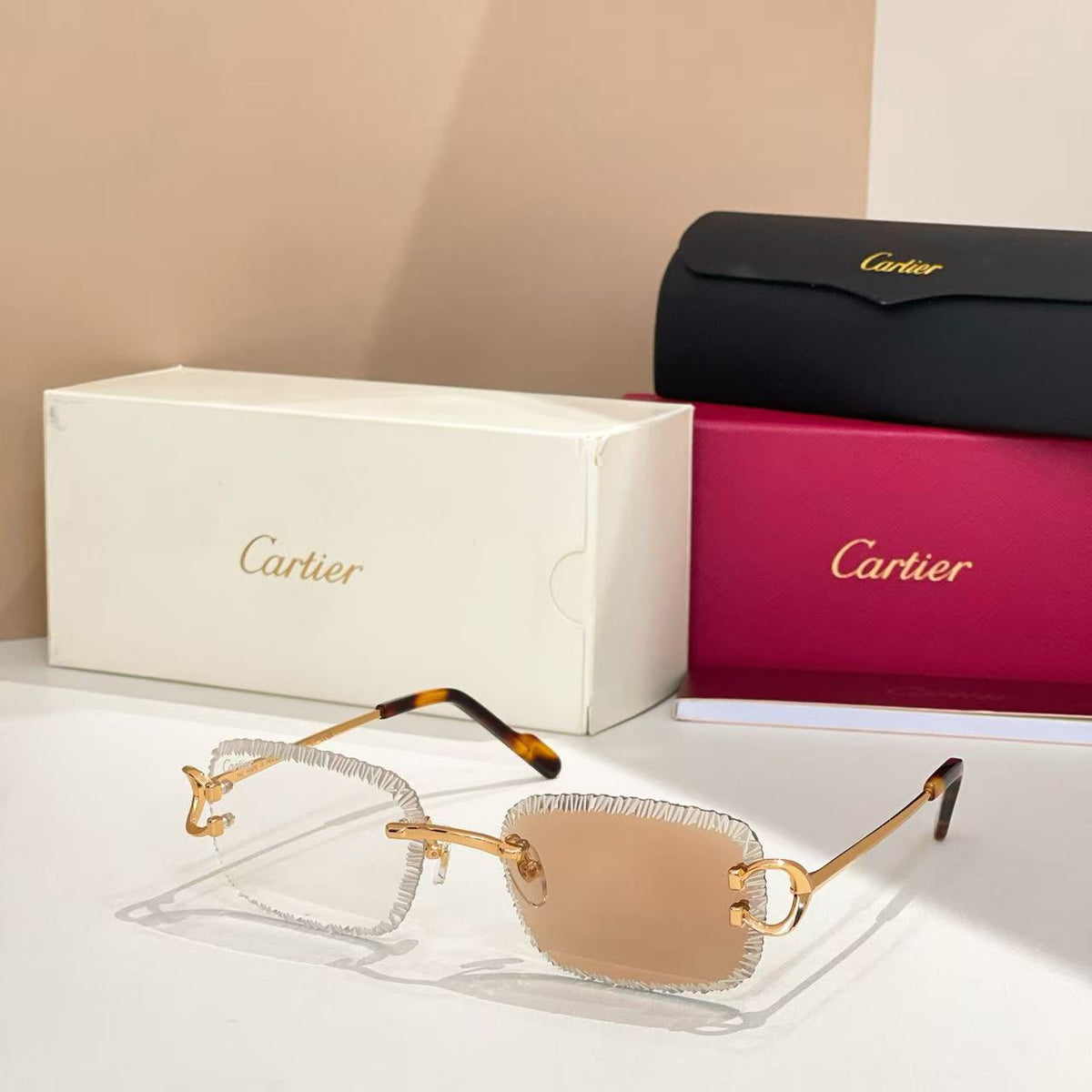 Diamond-cut glasses that change color when exposed to ultraviolet light